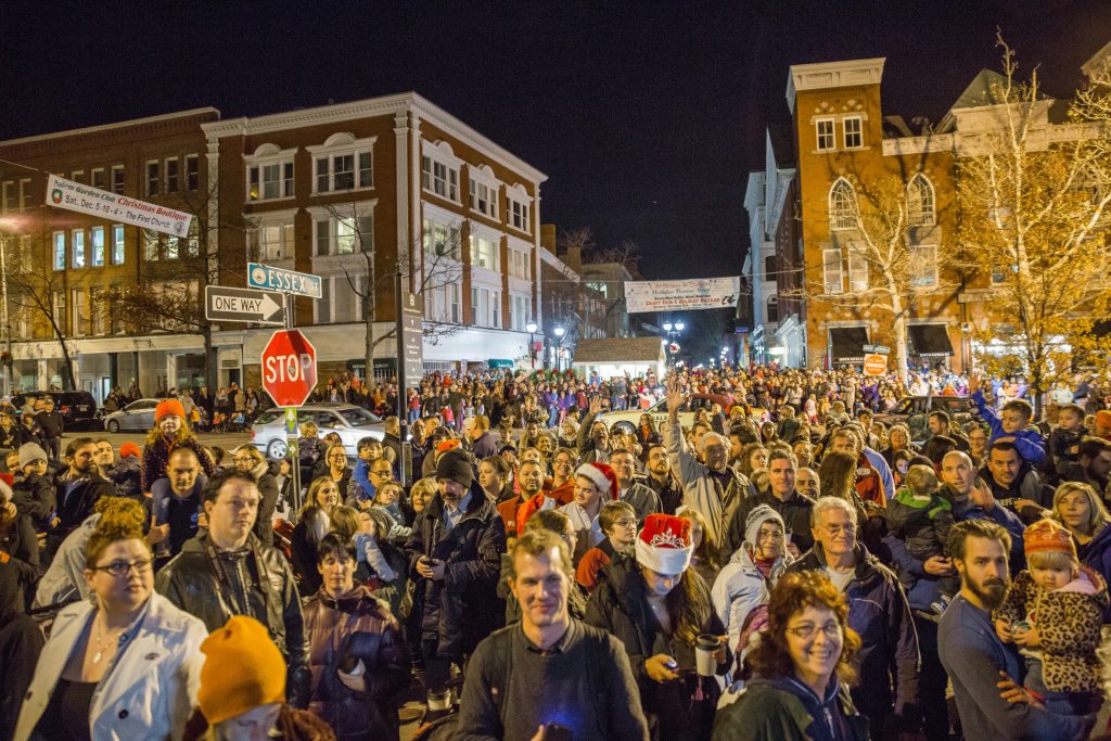 tree-lighting-crowd